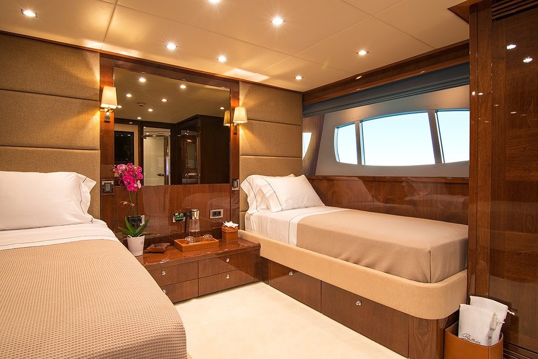 yachtImage_int_306_5729